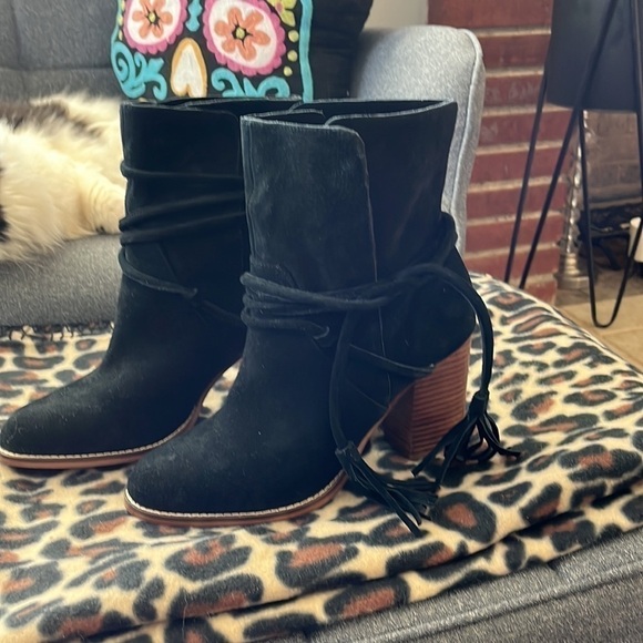 Aldo heeled Suede lace up boot size 8 1/2 .  Pristine condition.  Beautiful boot - Picture 2 of 6